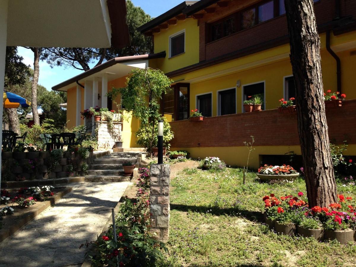 Cozy Villa With Large Garden Near The Beach Rosolina Mare Exterior foto