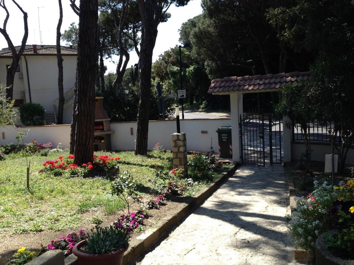 Cozy Villa With Large Garden Near The Beach Rosolina Mare Exterior foto